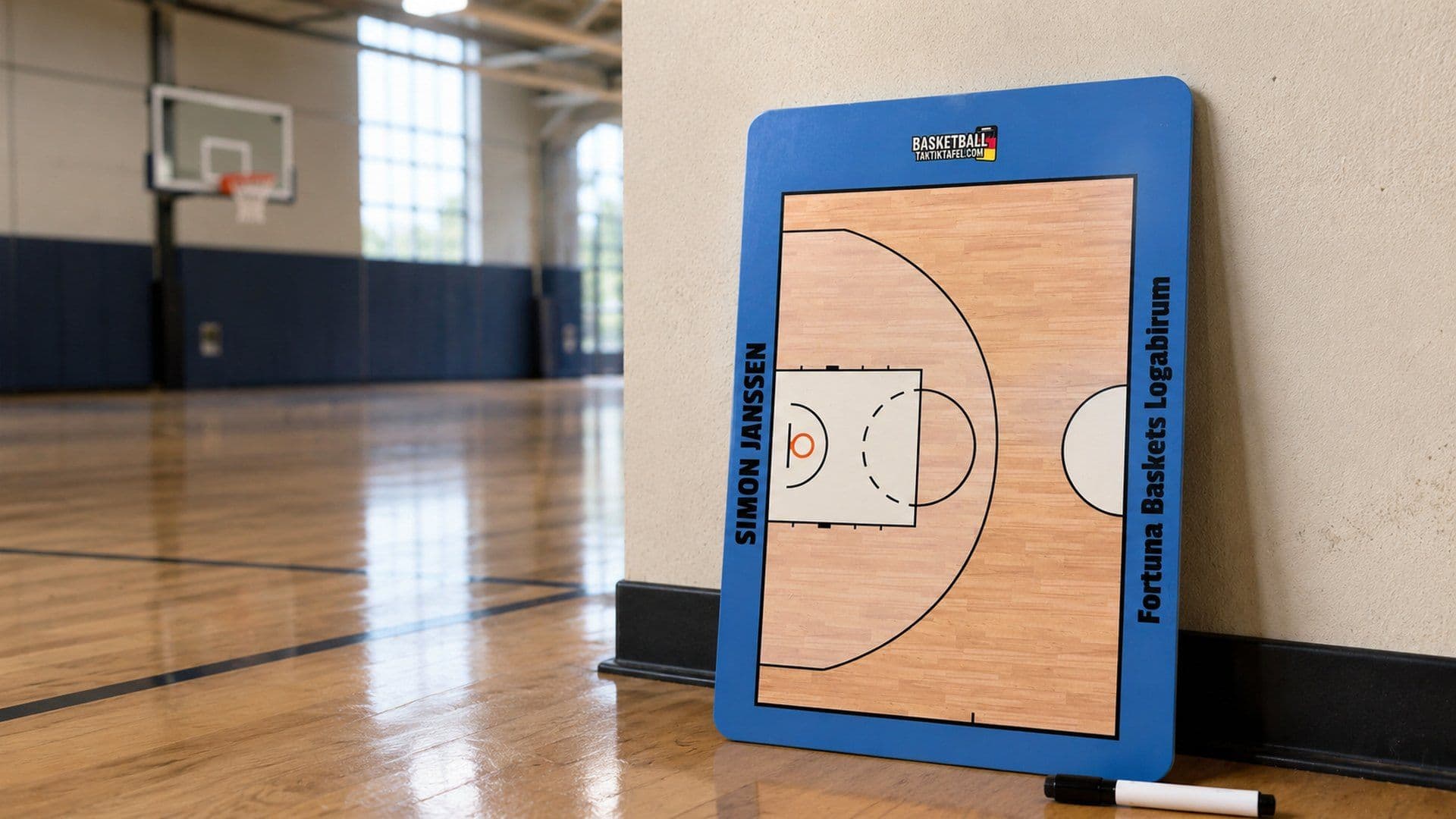Lavagna tattica personalizzata appoggiata alla parete di una palestra, con il campo stampato e un pennarello accanto