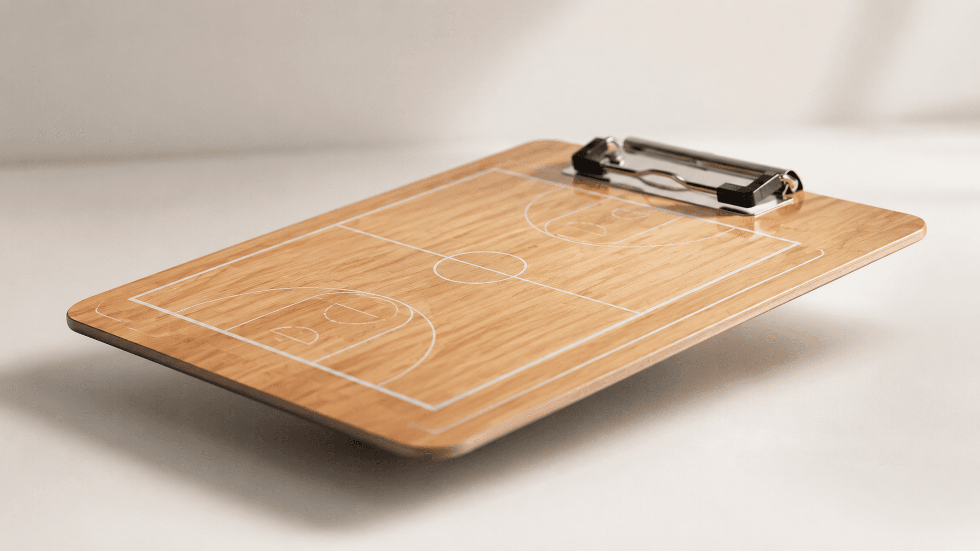 Lavagna tattica da basket Casual Tech, 23 × 32 cm, con portablocco e campo stampato